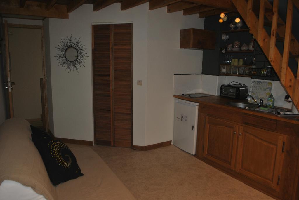 Celinie's Guest House Gerin Extérieur photo
